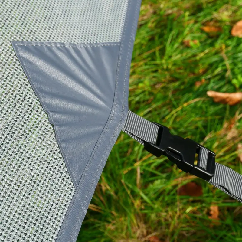 Capri Sun Blocker your GEAR 2,4 x 2 m, tissu gris ajouré avec renfort d’angle, sangle réglable et boucle, protection solaire pour auvent de camping-car, visible sur herbe verte.
