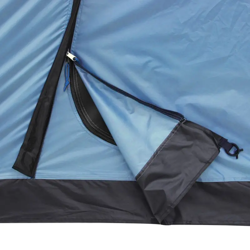 Détail de l’entrée du tipi your GEAR Lido 290 pour 3 personnes, avec double fermeture éclair, sol en forme de baignoire et protection anti-insectes, tissu bleu imperméable, coutures renforcées.