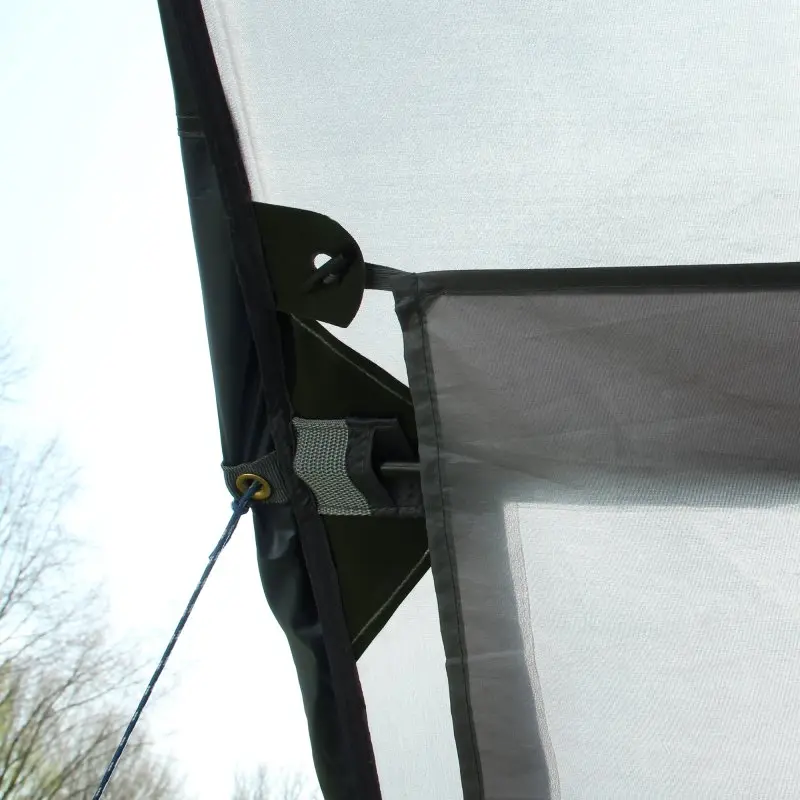 Detailansicht des your GEAR Riviera 300 Vorzelts mit robustem Gestänge, verstärktem Saum, Öse zur Abspannung und transparentem Panoramafenster, ideal als UV 50+ Sonnendach für Wohnwagen und Wohnmobil.