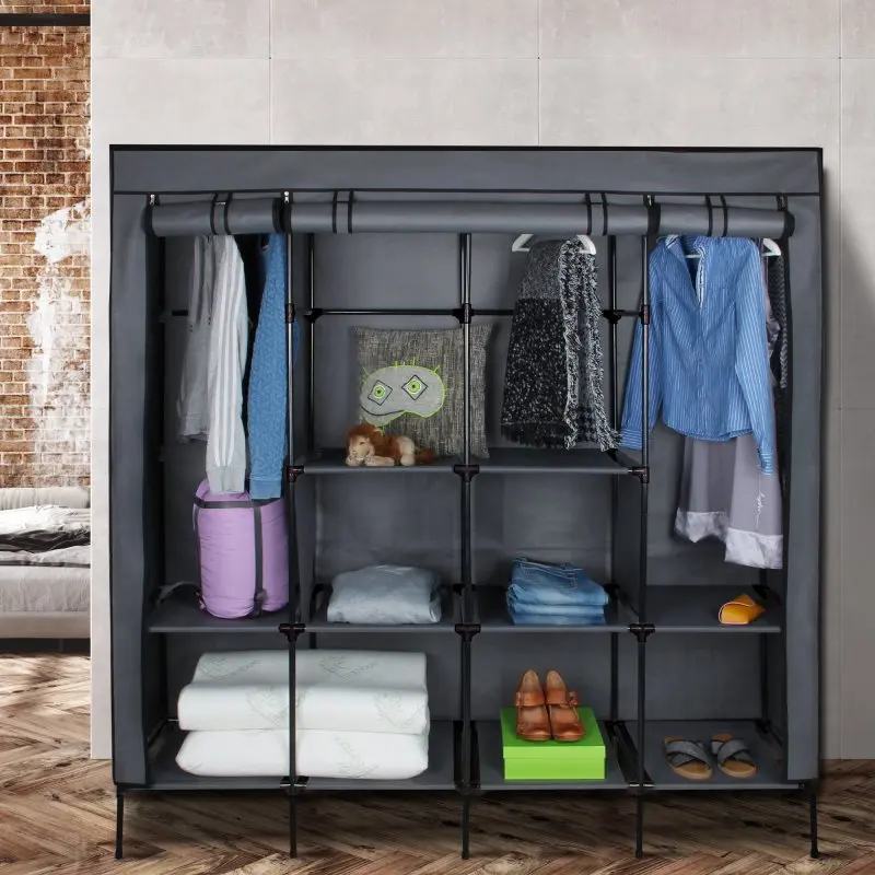 Armadio yourGEAR Grado in tessuto nero e grigio, 167x45x175 cm, con 4 aste appendiabiti e 10 ripiani, ideale per vestiti, scarpe e accessori, mostrato aperto e organizzato in una stanza moderna.