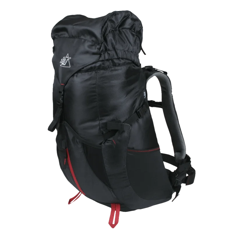 Mochila 10T Towa de 30L negra para senderismo, con correas ajustables, bolsillos laterales y detalles en rojo, incluye sistema de hidratación y cubierta impermeable, ideal para excursiones y trekking.