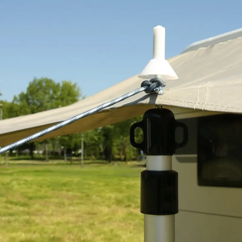 Toldo de algodón your GEAR TC 260 x 240 cm para autocaravana, sujeto con cuerda y poste telescópico de aluminio, instalado junto a una furgoneta en un entorno exterior verde y soleado.