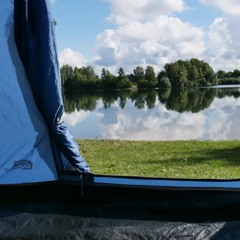 Tipi-tente your GEAR Lido 290 pour 3 personnes, avec sol cuvette cousu, protection anti-insectes intégrée, tissu imperméable, vue sur lac et nature en arrière-plan. Idéale camping et plein air.