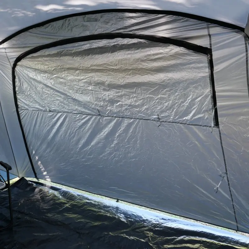 Innenansicht des yourGEAR Panarea 320 Zubehörsets mit angenähter Vorderwand samt Fenster und Tür sowie ausgelegter Zeltbodenplane aus robustem 150D Oxford Polyester für Busvorzelt oder Mini Camper.