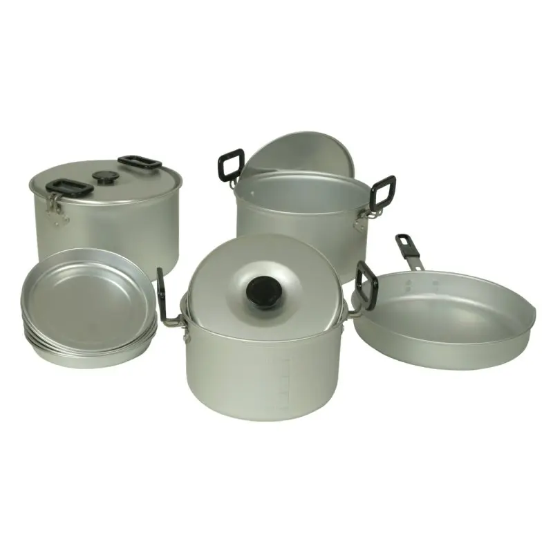 Camping Kochset 10T Woodman V, bestehend aus mehreren silbernen Aluminium-Töpfen mit Deckeln, Pfanne, schwarzen Klappgriffen und passenden Tellern, geeignet für 4–5 Personen, 12-teiliges Outdoor-Geschirrset.