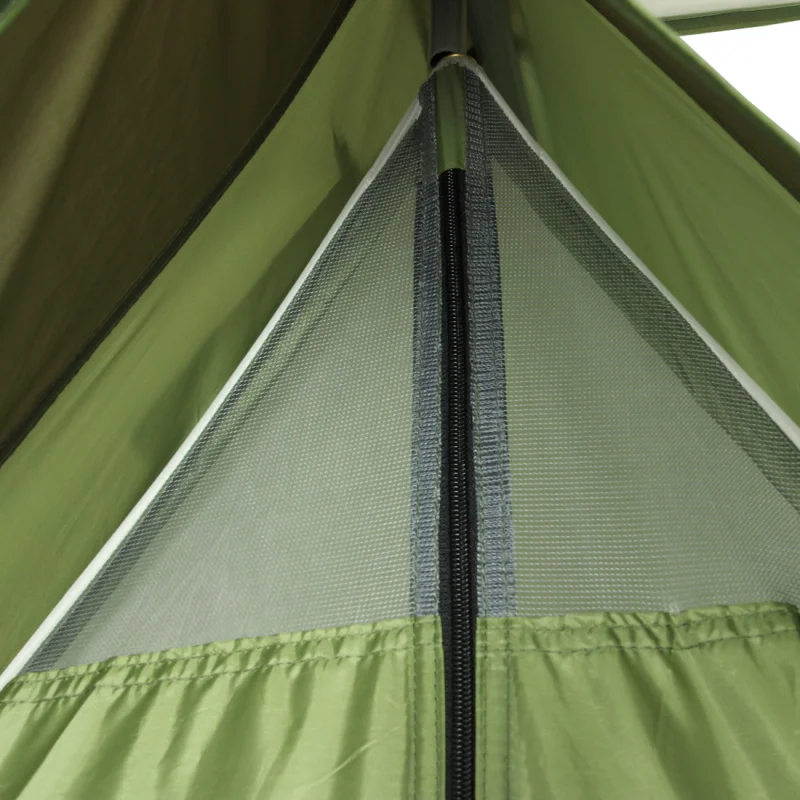 Vue rapprochée du 10T Mungaroo 3, montrant la fermeture éclair centrale, la moustiquaire et la toile imperméable verte du campingzelt pour 3 personnes, idéal pour les activités de plein air et la randonnée.