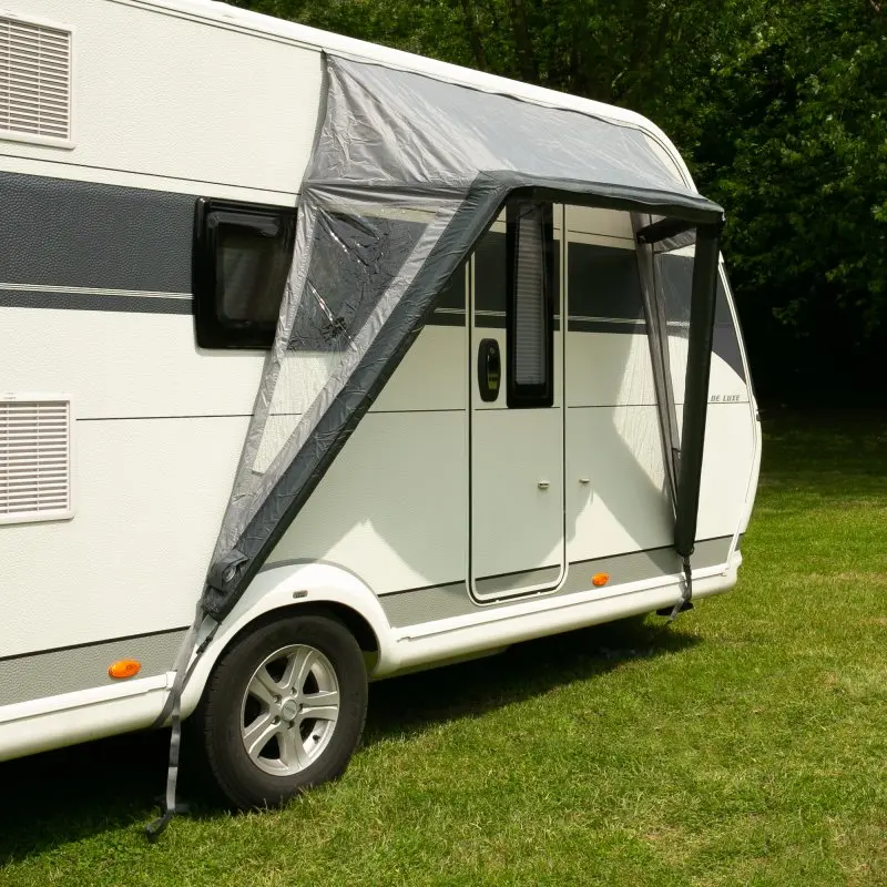 Auvent your GEAR Tarent 180 Air monté sur la porte d’un camping-car, structure gonflable grise, protège l’entrée contre la pluie et le soleil, assurant ventilation et accès abrité.
