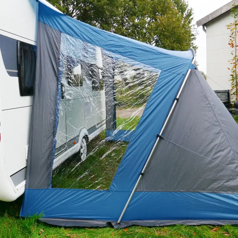 Wohnwagen Sonnendach your GEAR Sharki 330 mit Alugestänge, montiert am Caravan, zwei große transparente Seitenfenster, wetterfestes Material in Blau-Grau, ideal als Vorzelt für Kurzurlaube und Wochenendreisen.