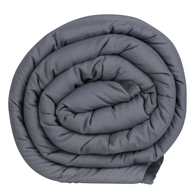 Manta terapéutica yourGEAR Cameri de 6 kg, color gris, de 135x200 cm, enrollada. Hecha de terciopelo, ideal para relajación, trastornos del sueño y ansiedad. Diseño acolchado visible.