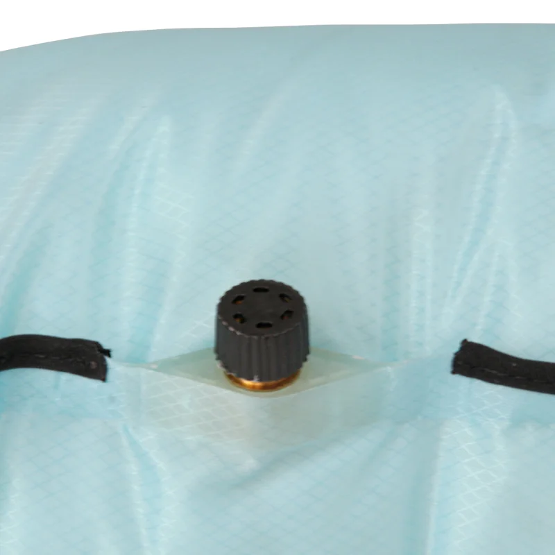 Válvula lateral negra del 10T Dry Bag WPC 5L sobre tejido azul claro impermeable con patrón de rombos; permite la compresión y mantiene el interior seco durante actividades al aire libre.