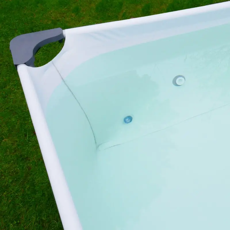 Piscine familiale rectangulaire yourGEAR 3x2x0,7m avec structure en acier, liner en vinyle renforcé, coins arrondis et raccords pour pompe. Installée sur pelouse, idéale pour jardin ou terrasse.