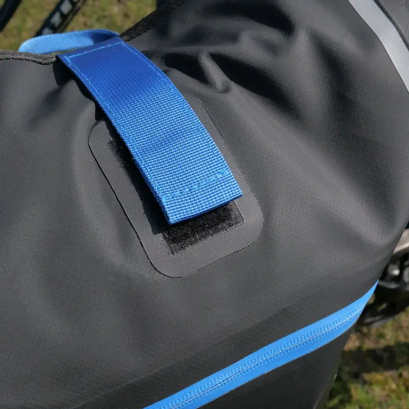 Sac vélo yourGEAR Arco 19 L noir avec détail bleu, matériau imperméable, fixation velcro visible, conception robuste pour porte-bagages, convertible en sac à dos ou sacoche ordinateur.