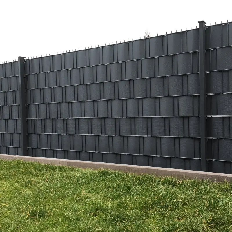 Barrières de jardin avec bandes occultantes yourGEAR en PVC rigide noir, 9 pièces de 252x19 cm, installation sur clôture à double fil, surface rainurée et renforcée, protection visuelle et moderne.