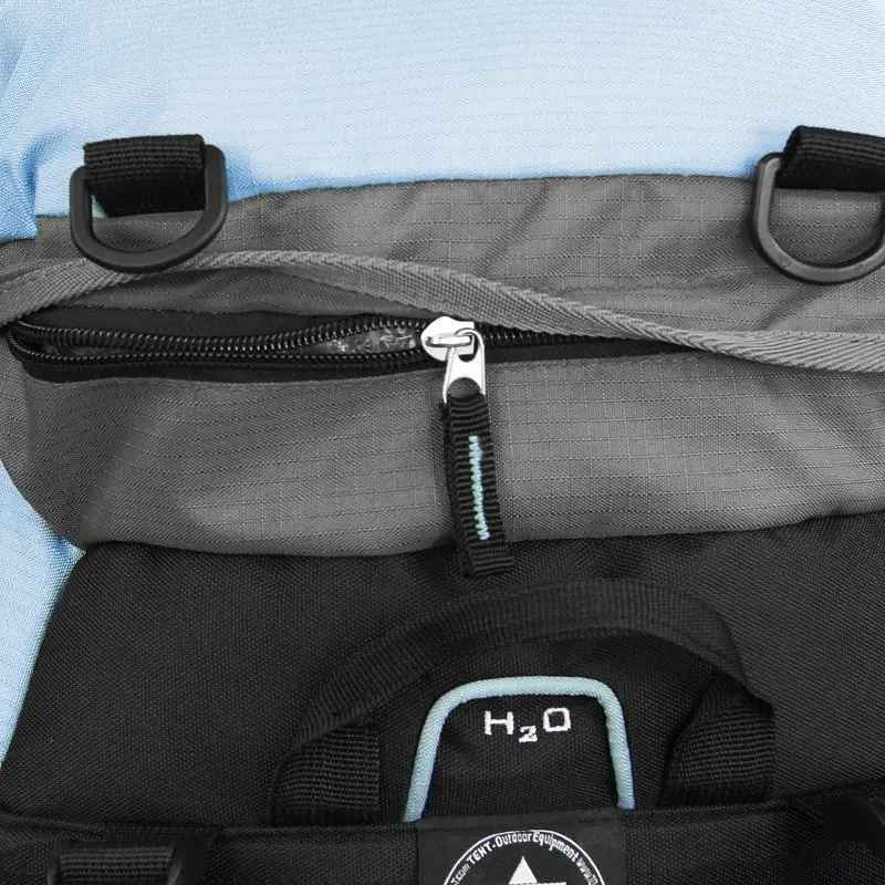 Vue rapprochée du sac à dos 10T Clarke 45L montrant une poche zippée grise, deux boucles de fixation noires et une ouverture pour système d’hydratation marquée "H2O", idéal pour la randonnée.