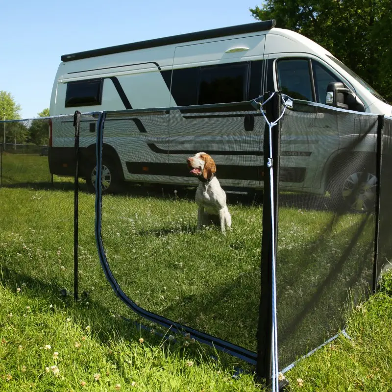 Recinto per cani your GEAR Larino Door, mobile e modulare, altezza 90 cm, con porta apribile tramite cerniera, ideale per campeggio e giardino, mostrato con cane all’interno davanti a un camper.