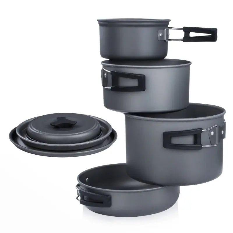 Set de cuisine camping your GEAR Ranger V composé de 3 casseroles, 1 poêle et 3 couvercles empilables, poignées rabattables noires, en aluminium gris, idéal pour 4-5 personnes, présenté avec filet de transport.