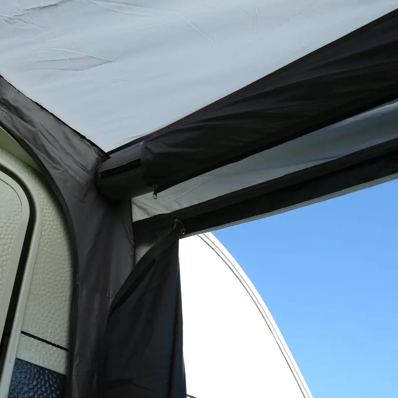 Vorzelt aufblasbar your GEAR Porto 420 Air am Wohnwagen, Detailansicht der Luftstrebe und des robusten Materials, geeignet als Sonnenvordach und Wetterschutz für Caravan und Wohnmobil, blauer Himmel im Hintergrund.