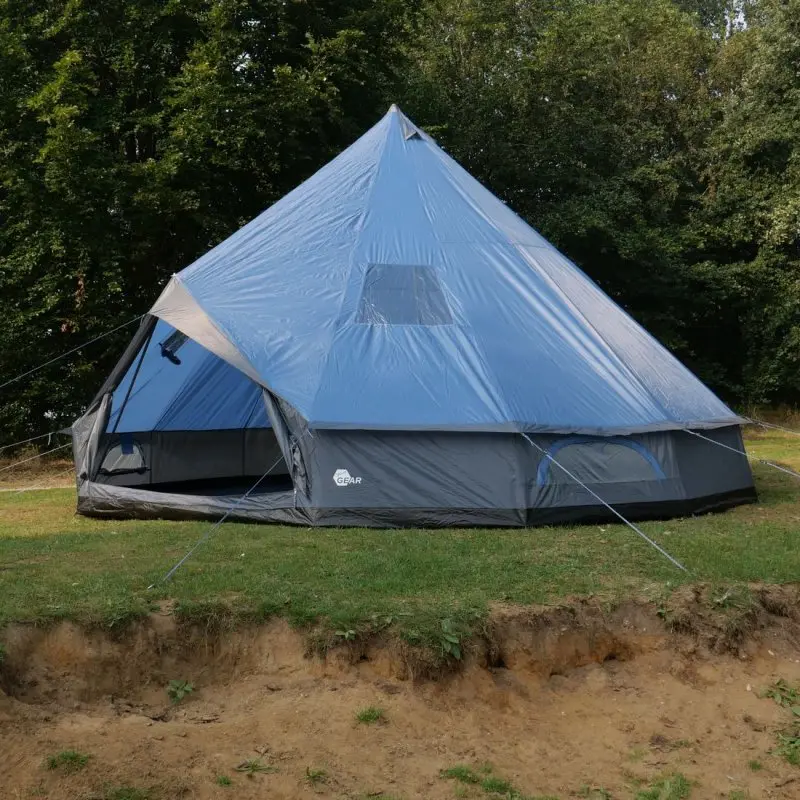 Tente tipi your GEAR Ravello 500 pour 6 à 8 personnes, grande hauteur, sol cuvette cousu, fenêtre, entrée ouverte, couleur bleu-gris, installée sur pelouse devant des arbres, idéale pour familles et groupes.