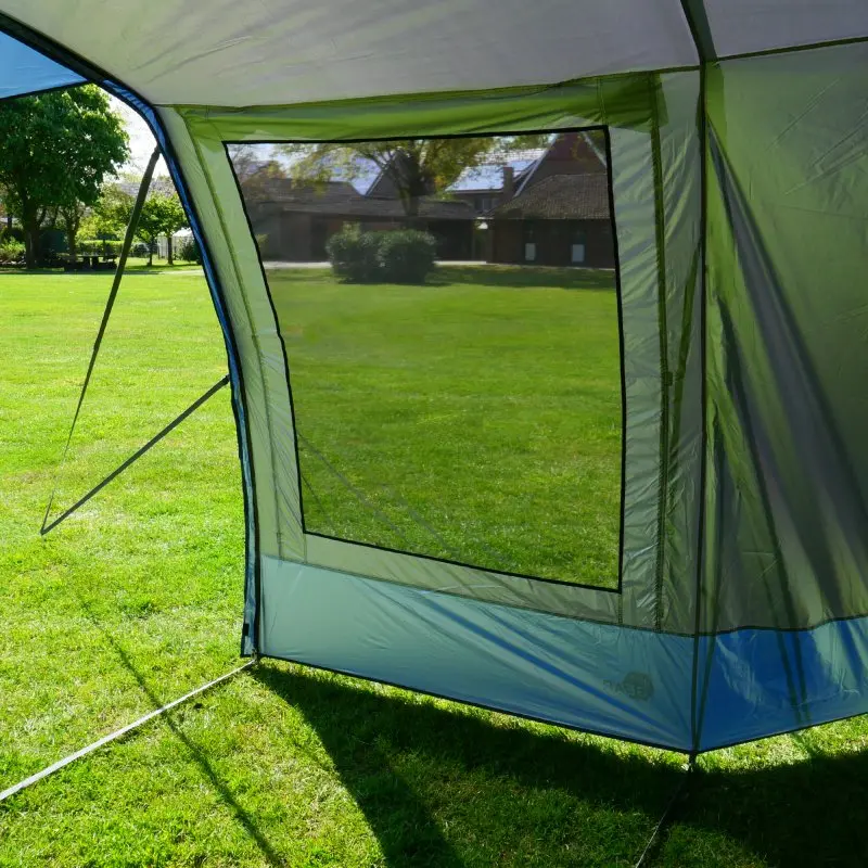 Vue intérieure du auvent your GEAR Panarea 320 pour bus ou van, avec grande fenêtre transparente, tissu imperméable vert clair, coutures solides et espace spacieux, idéal pour camping et protection UV 50+.