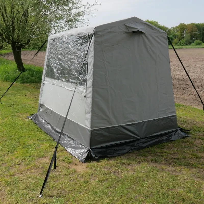 Tente de rangement your GEAR Trient Multi Storage 240x180x200 cm, PVC gris imperméable avec fenêtre transparente, protection UV 50+, idéale comme tente de cuisine ou abri extérieur, visible sur pelouse.