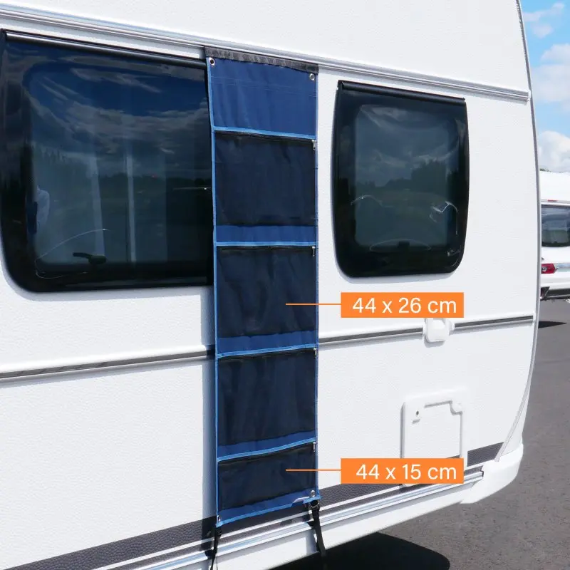 your GEAR Caravan Organizer Mesh, blaues Hängeregal mit 4 Mesh-Fächern, Maße 140 x 45 cm, an Wohnwagen angebracht, ideal für Zelt oder Vorzelt, Fächer mit den Größen 44 x 26 cm und 44 x 15 cm.