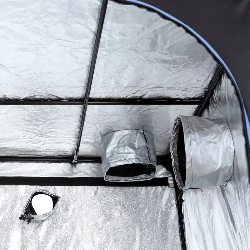 Interno della growbox yourGEAR Plantsville 120x120x200 cm con rivestimento riflettente argento, aperture per la ventilazione e struttura robusta per coltivazione indoor di piante, fiori, erbe o ortaggi.