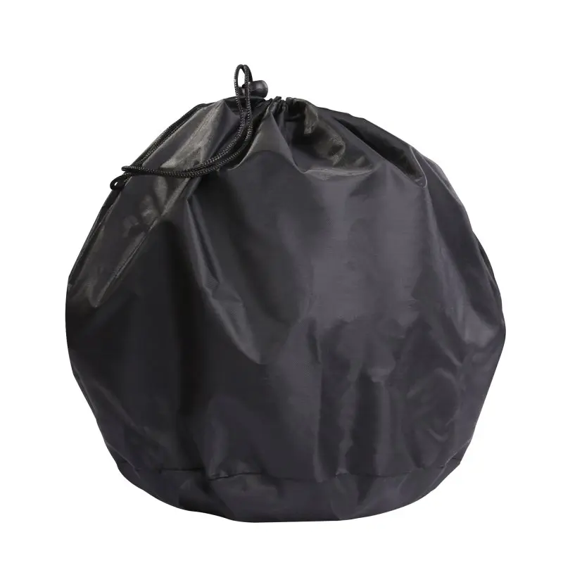 Schwarzer Netzbeutel mit Kordelzug, in dem das your GEAR Ranger Family Camping Topf- und Pfannenset für 6 Personen platzsparend verpackt ist; ideal für Outdoor-Kochgeschirr und leicht zu transportieren.