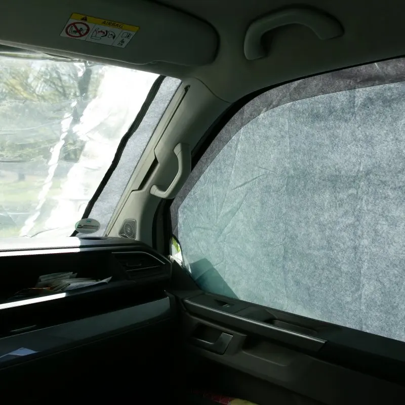 Sonnenschutzmatte your GEAR Brindisi Plus im Wohnmobil-Fahrerhaus, passgenau an Front- und Seitenscheibe angebracht, bietet Sichtschutz und Hitzeschutz, ermöglicht zugleich Durchblick nach außen.