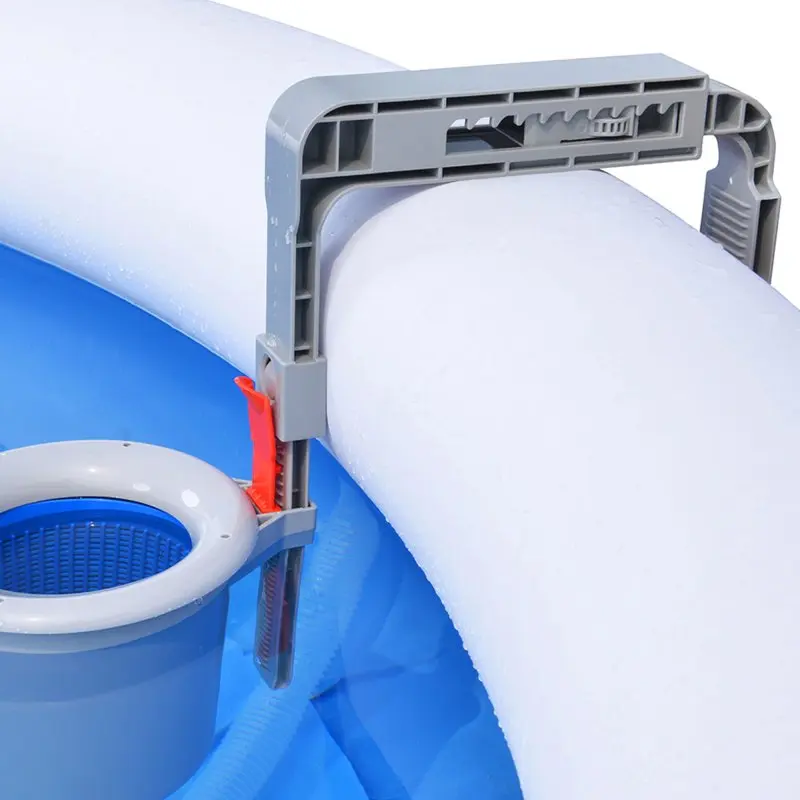 your GEAR Skimmer Duo zum Einhängen an einem aufblasbaren Poolrand, grauer Oberflächenskimmer mit Halterung und Korb, geeignet für Luftring- und Stahlrahmenpools, sichtbare Adapter- und Filtereinheit.