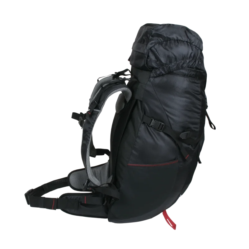 Mochila de senderismo 10T Towa 30L negra con sistema de ventilación en la espalda, correas acolchadas, cinturón lumbar ajustable, bolsillos laterales y funda para lluvia, ideal para trekking y excursiones.