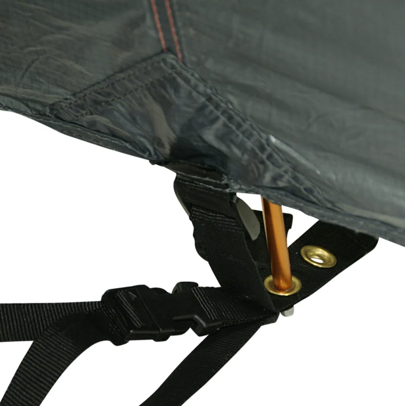 Détail d’un coin du 10T Zelt Silicone Valley, montrant la toile imperméable, les coutures renforcées, une sangle noire avec boucle et un arceau en aluminium inséré pour montage facile.