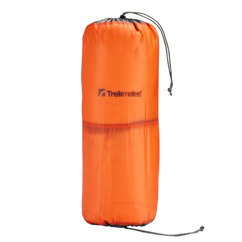 Bolsa organizadora Trekmates Stuff Bag 2L de nailon naranja, ligera y compacta, con doble cordón para acceso bidireccional y logo visible. Ideal para equipaje y almacenamiento impermeable en viajes.