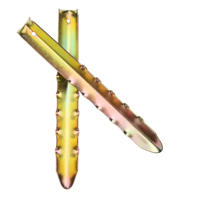 Deux piquets de tente your GEAR VX 300 en acier, profil en V avec des ergots pour meilleure fixation, finition dorée métallisée, dimensions 300 x 35 x 15 mm, adaptés à la fixation de tentes.