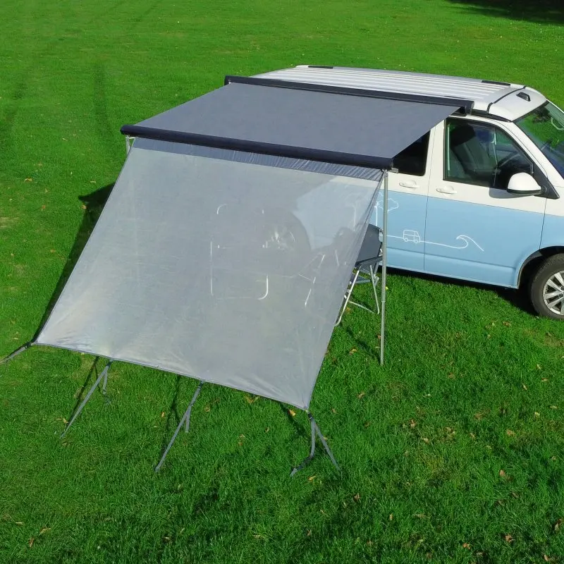 Paroi avant your GEAR Capri Sun Blocker 2,4 x 2 m fixée à une marquise de camping-car, tissu spécial offrant protection solaire et intimité, adaptée aux camping-cars, vans ou caravanes, vue en extérieur.