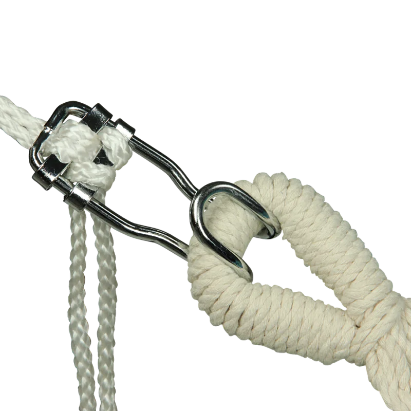 Detalle del sistema de fijación de la hamaca 10T Devellin XL para una persona, con cuerda de algodón resistente y mosquetones metálicos, ideal para jardín, camping o terraza.