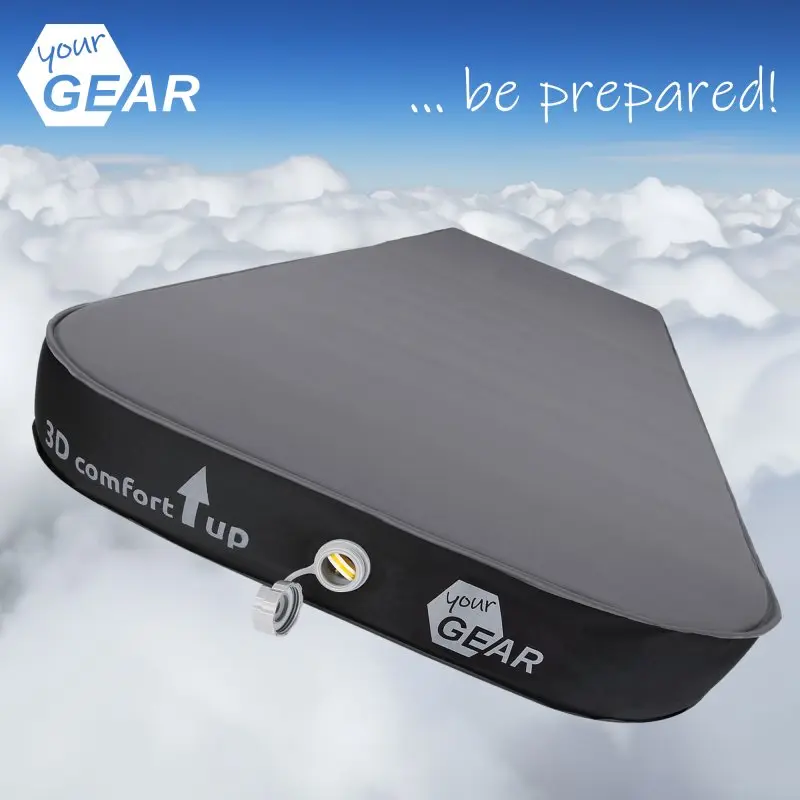 Selbstaufblasende 3D-Isomatte your GEAR ISO 3D, 200x73x10 cm, dunkelgrau, mit sichtbarem Ventil, 10 cm Dicke, Schaumstoffkern, Logo und „3D comfort up“-Schriftzug an der Seite, auf Wolken-Hintergrund.