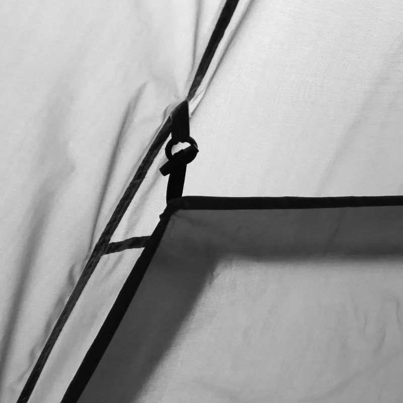 Détail du tissu intérieur du your GEAR Ravello 400, montrant les coutures renforcées et une fixation solide, caractéristique d’un tipi familial imperméable pour 4 à 6 personnes avec fond cousu.