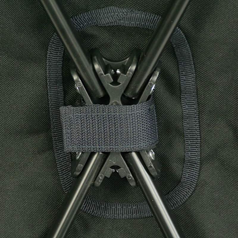 Détail du mécanisme de pliage du chariot pliant 10T Bollerwagen Foldy Trolley XL, structure en métal croisée avec sangle de maintien, tissu noir résistant, idéal pour plage ou loisirs extérieurs.