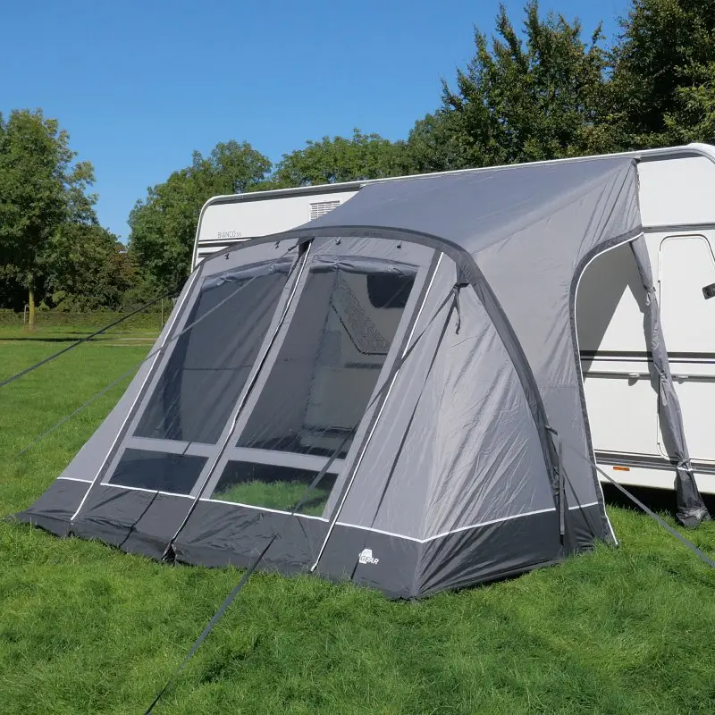Vorzelt your GEAR Vicenza 350E AIR, aufblasbar, grau, mit großen Fenstern, an Wohnwagen montiert, Anbauhöhe bis 245 cm, auf Wiese bei Sonnenschein, ideal als Sonnenvordach und Luftvorzelt.