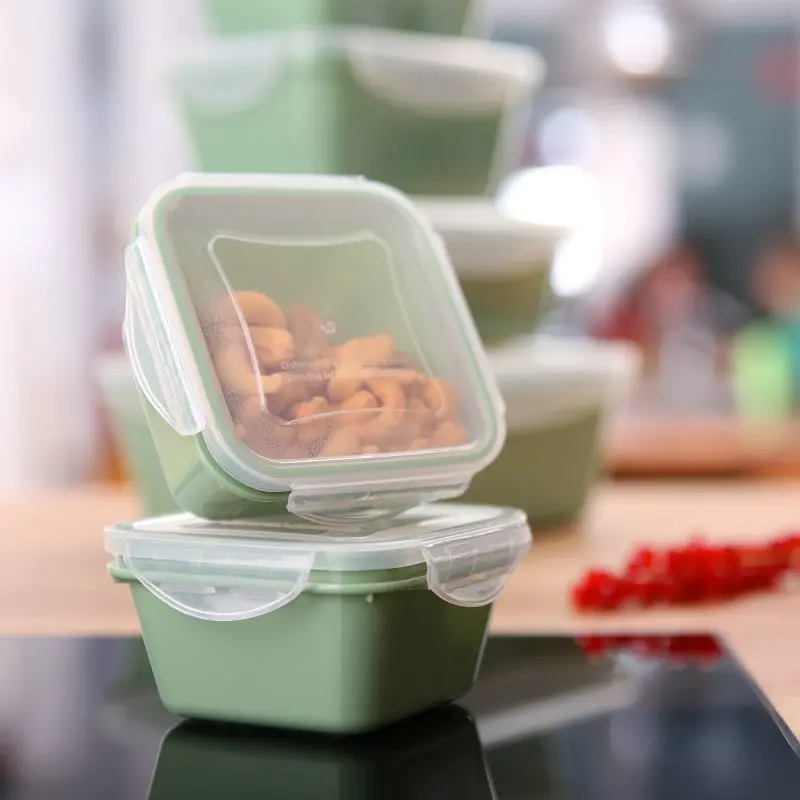 Grünes your GEAR Pila Frischhaltedosen-Set, 6 stapelbare 300 ml Dosen mit transparenten Deckeln, eine Dose gefüllt mit Nüssen, ideal für Lebensmittelaufbewahrung, mikrowellen- und spülmaschinengeeignet.