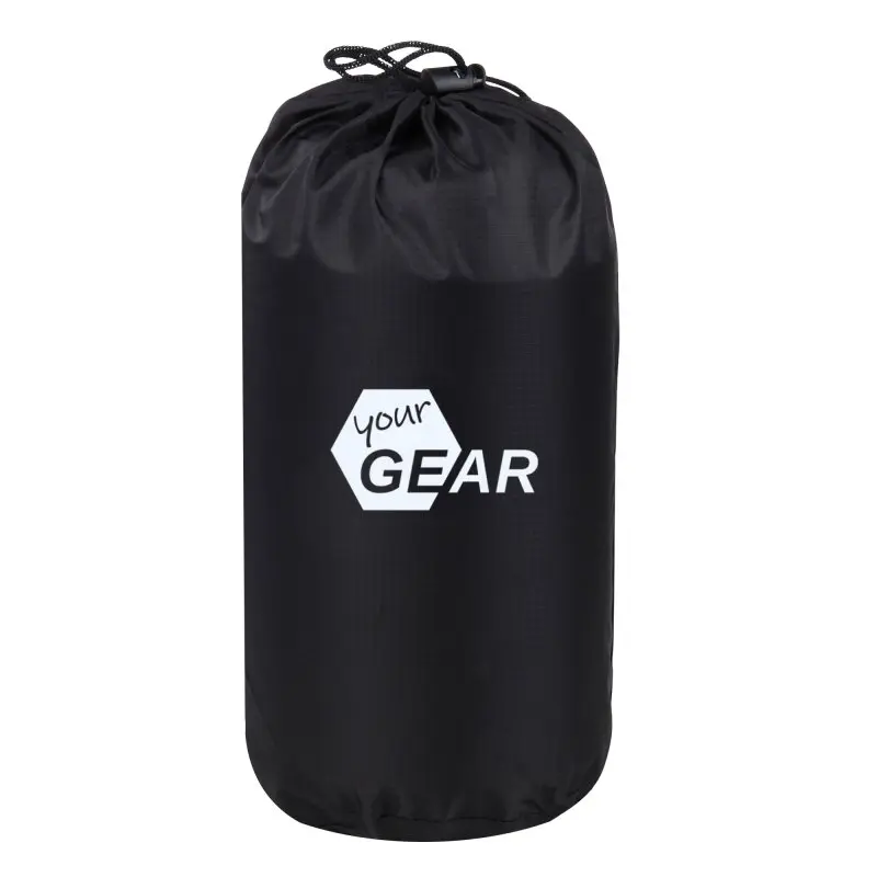 Coussin de voyage yourGEAR en mousse à mémoire de forme 40x26x15cm, présenté dans une housse noire avec cordon, logo your GEAR visible sur le sac, idéal pour le camping et les déplacements.