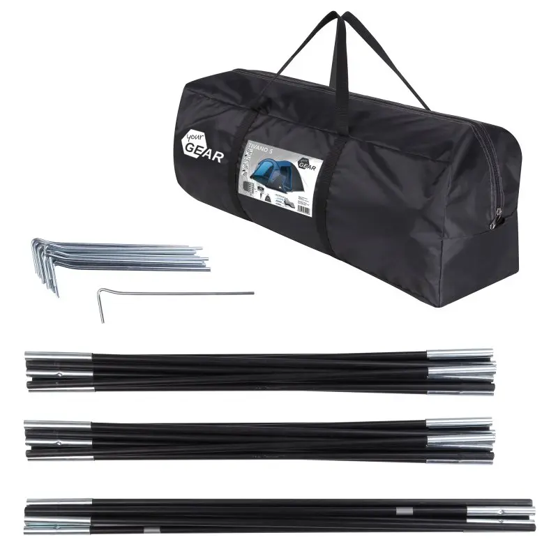 Schwarze your GEAR Zelt-Tasche mit Label „Tivano 5“, daneben Zeltheringe, Aufbauwerkzeug und Zeltstangen für das 5-Personen-Kuppelzelt; ideal für Camping und Familienausflüge.