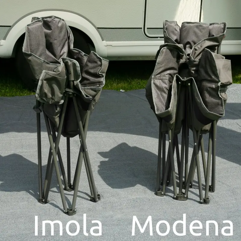 your GEAR Campingsofa Modena zusammengefaltet neben einem weiteren Campingstuhl; beide Modelle sind aus robustem, gepolstertem Stoff mit stabilem Stahlrahmen, ideal für zwei Personen im Outdoor-Bereich.