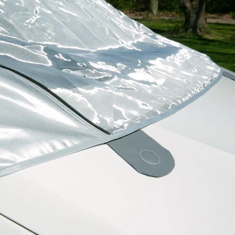 Sonnenschutzmatte your GEAR Sanremo Plus für VW T5/T6/T6.1, silbernes Thermocover mit Reißverschluss, schützt vor Sonne und Hitze, passgenau für Frontscheibe, Außeneinsatz auf Fahrzeug montiert.