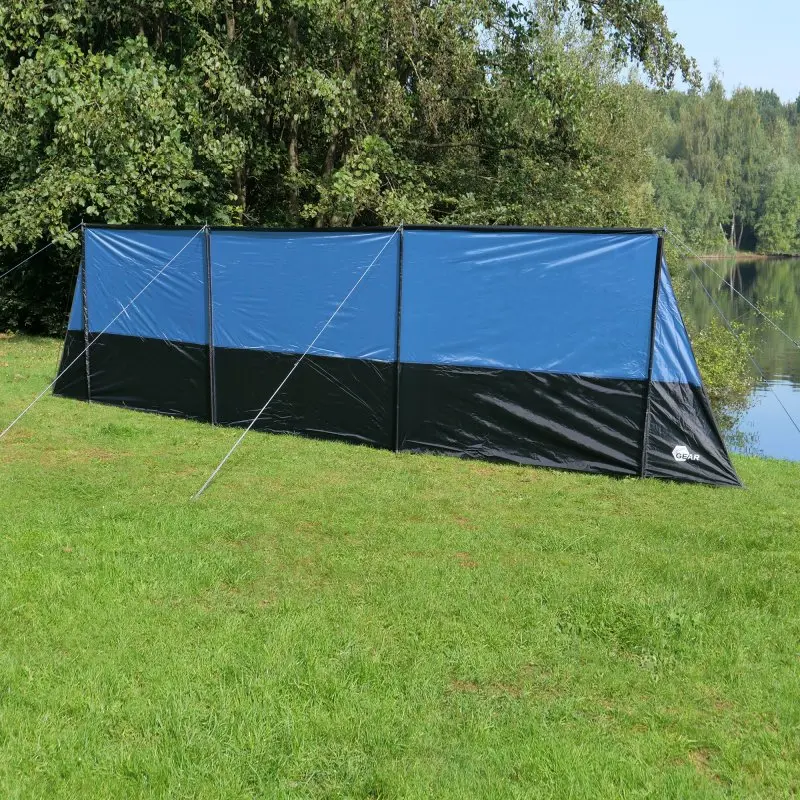 Paravent yourGEAR Levante 600 bleu et noir, 6x1,4 m, monté avec barres verticales et horizontales, utilisé comme protection solaire et visuelle en plein air, idéal pour camping, plage ou jardin.
