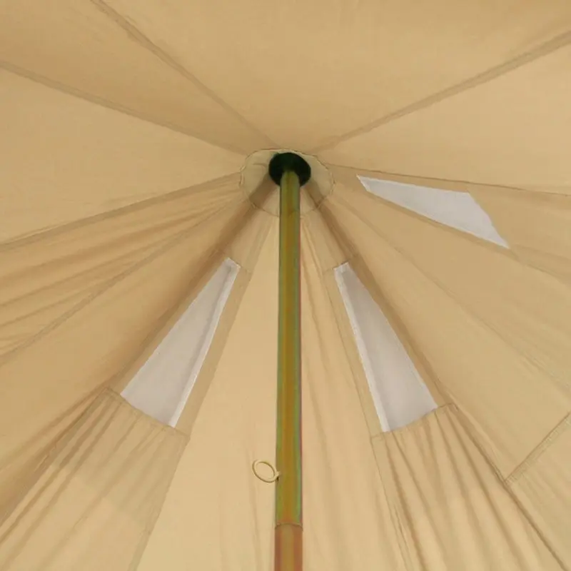 Innenansicht des your GEAR Zelt Desert 8 Pro: Spitze des Tipi-Zeltes aus sandfarbenem Baumwoll-Mischgewebe mit zentraler Zeltstange und großen Belüftungsfenstern mit Insektenschutz.