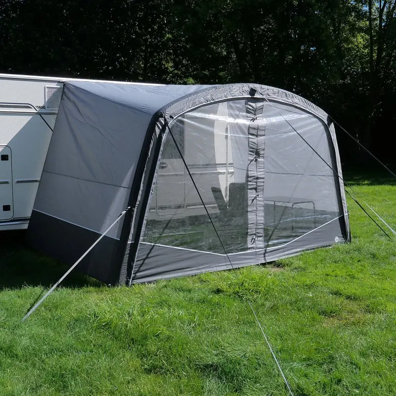 Auvent gonflable your GEAR Otranto Air 380 x 250 cm avec grande paroi panoramique transparente, monté sur un camping-car, offrant ombre et protection contre les intempéries, adapté jusqu’à 245 cm de hauteur.