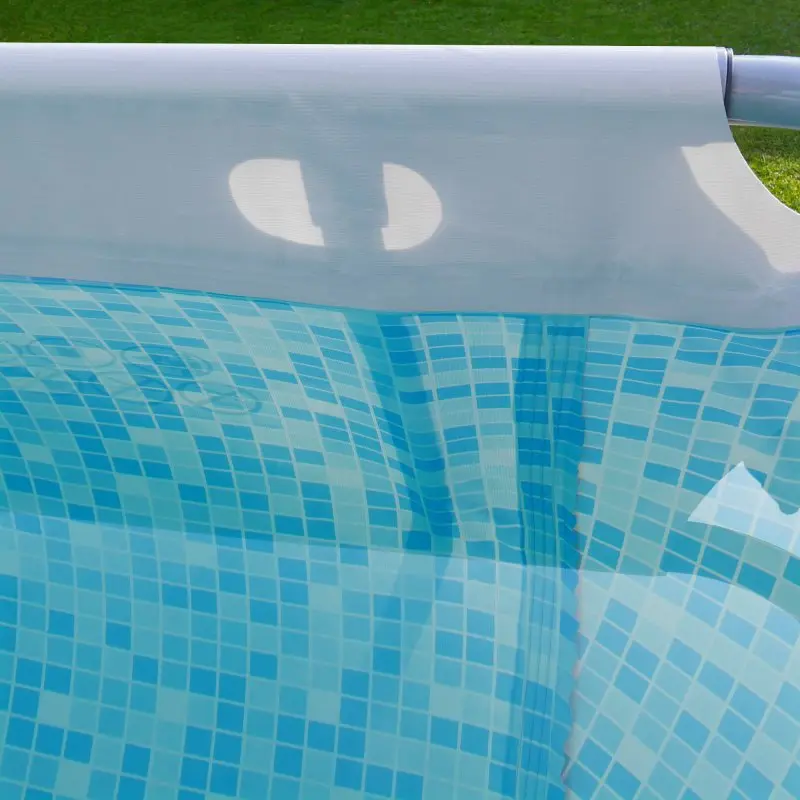 Piscina familiar your GEAR de 3x2x1m con estructura de acero, exterior gris claro y blanco, interior con revestimiento vinílico reforzado y diseño de mosaico blanco y azul, ideal para jardín o terraza.