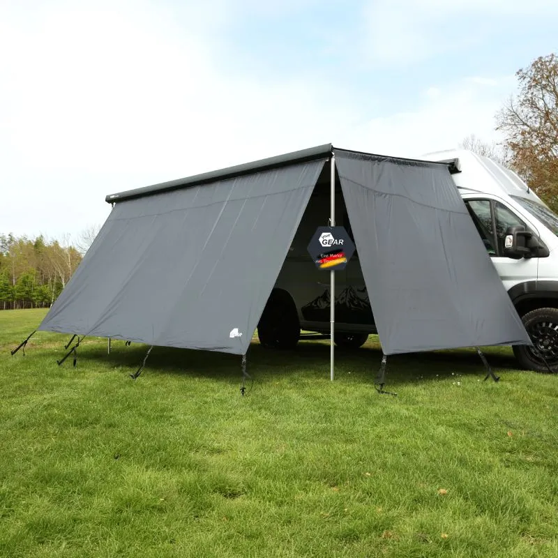 Votre GEAR Korsika 2.4 : set de parois d'auvent grises (1 avant 240x200 cm + 2 côtés) fixé à une camionnette, tissu imperméable, sangles et piquets visibles, extension de protection contre vent et pluie pour store de 250 cm.
