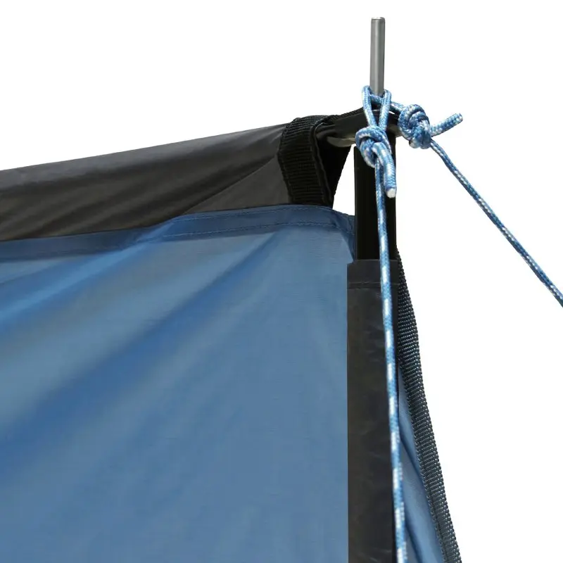 Détail du pare-vent yourGEAR Levante 600 bleu, avec tige verticale en acier, corde de fixation et tunnel pour barre transversale, offrant protection solaire et visuelle pour camping, plage ou jardin.